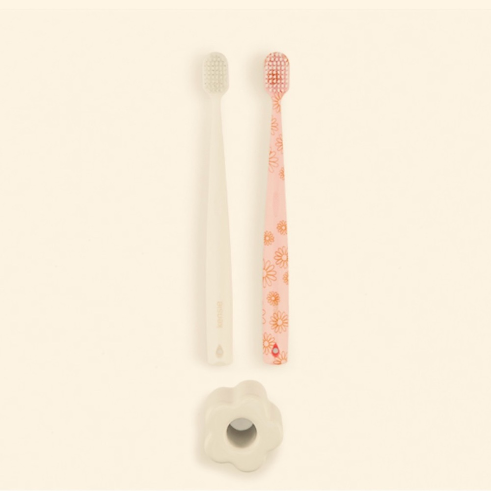 KENSIE 3 Piece Toothbrushes & Daisy Holder Set NEW - Picture 4 of 6